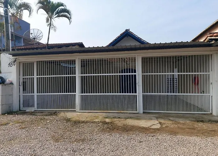 0005.04 - Maranduba - Casa - 3 Dorm - 14 Pess - 3 Quadras Do Mar - Piscina Coletiva - Wifi - Ar Condicionado